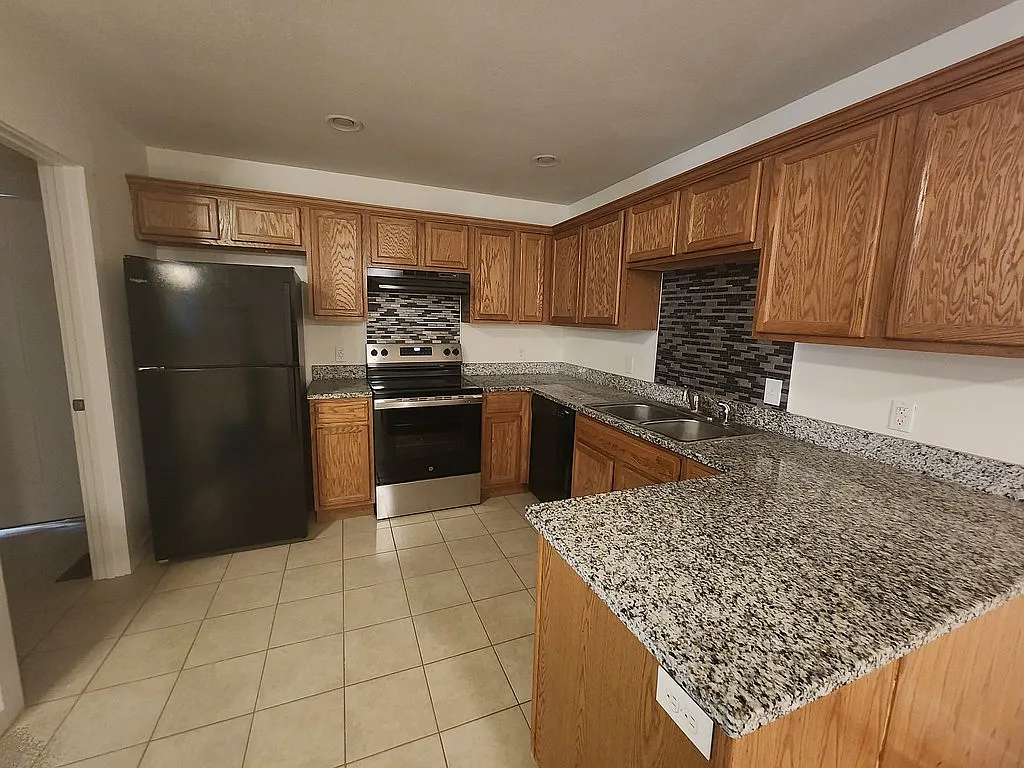 4 bed, 2432 sqft, $1,800 — Photo 3