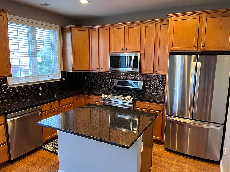 610 Garden View Sq — Photo 5