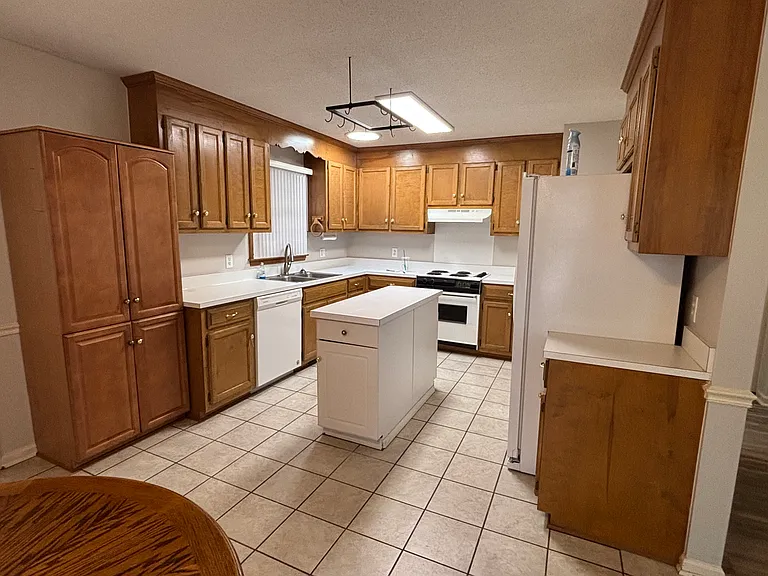 2080 Country Club Dr — Photo 3
