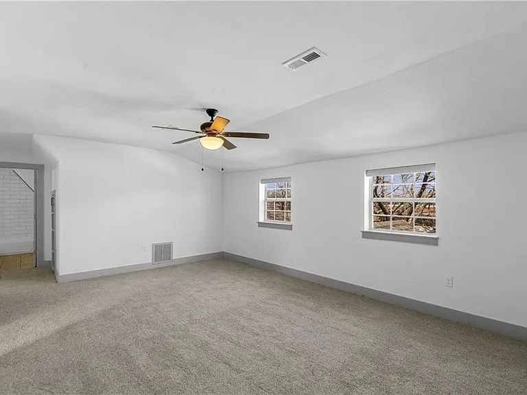 718 W Maple St — Photo 30