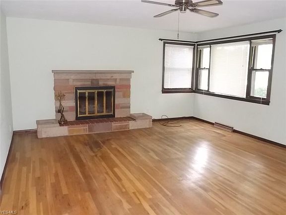 2nd image of 909 Sunset Blvd