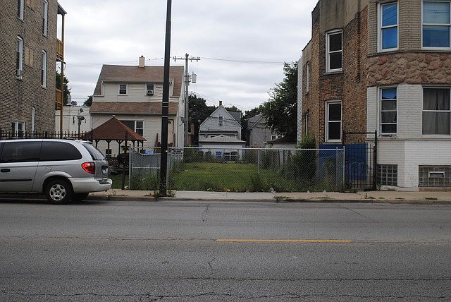 2nd image of 3037 W Belmont Ave