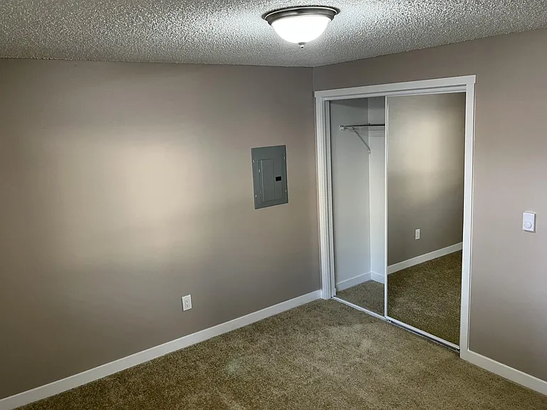 Sunset East Apartments — Photo 20