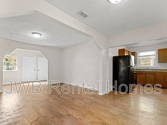 4th image of 433 Woodbine St