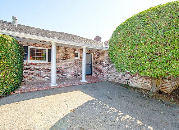 2nd image of 30 Summerholme Pl