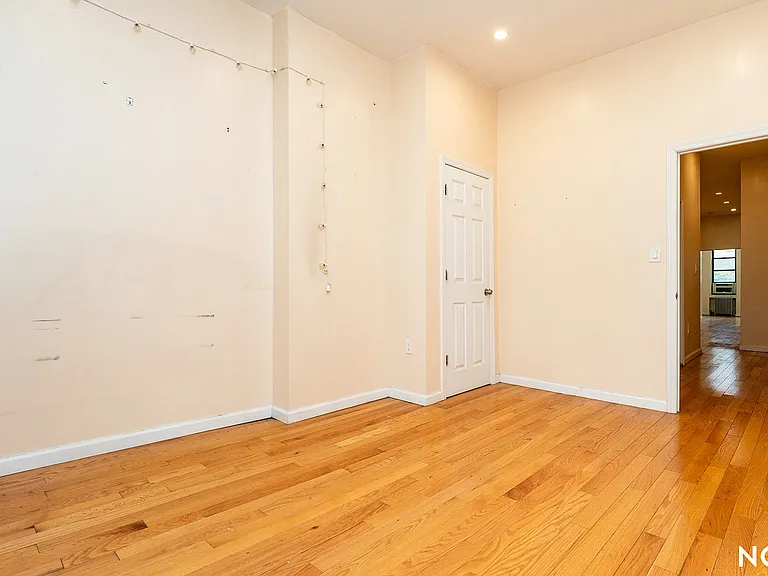 469 Harman St #3L — Photo 9