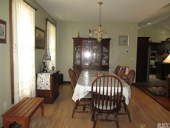 3rd image of 919 Barrington Dr NE