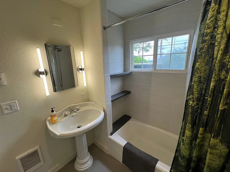 2231 E Wright Ave — Photo 12