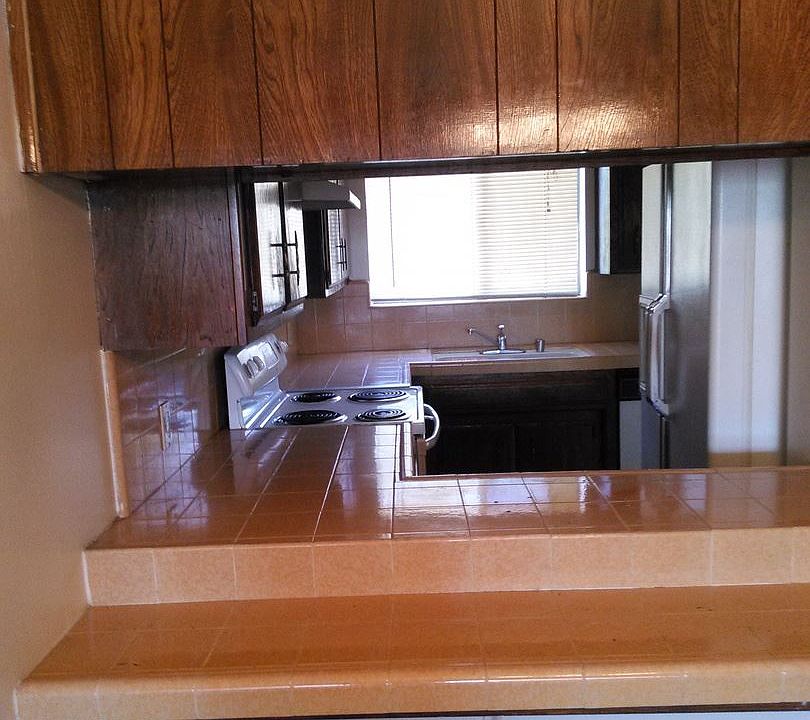 2nd image of 2531 Olive St APT 4