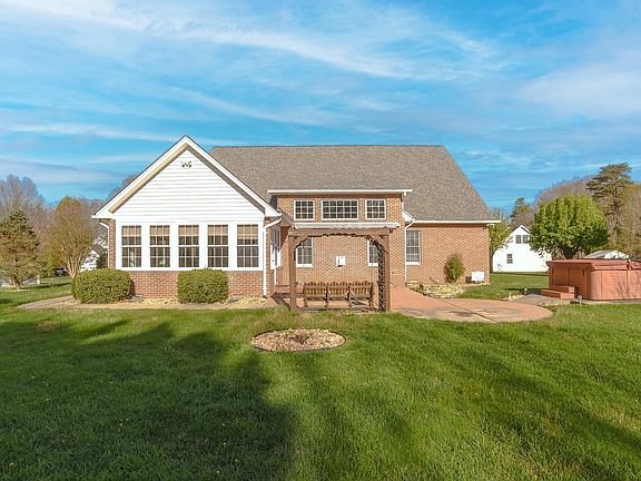 4th image of 41585 Yoke Ct