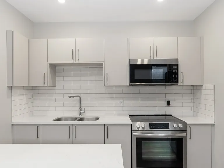 523 Bay St — Photo 9