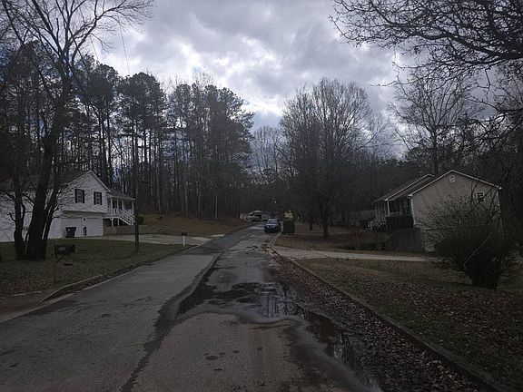 4th image of 100 Louise Ln