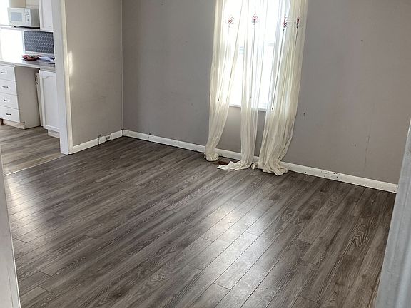 2nd image of 633 Augustus St S