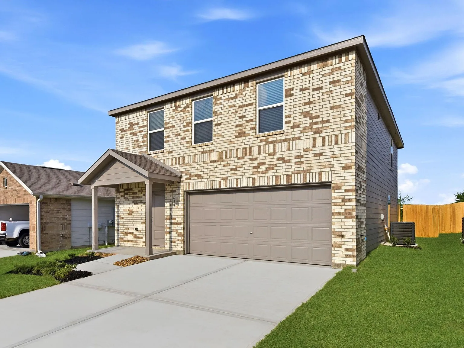 4 bed, 2.5 bath, 1979 sqft, $1,800 — Photo 2
