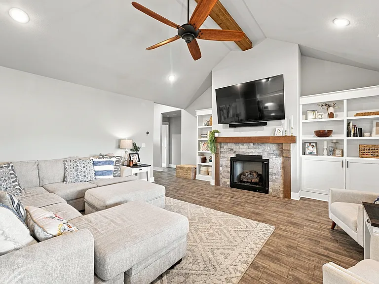 440 Frizzo St — Photo 6