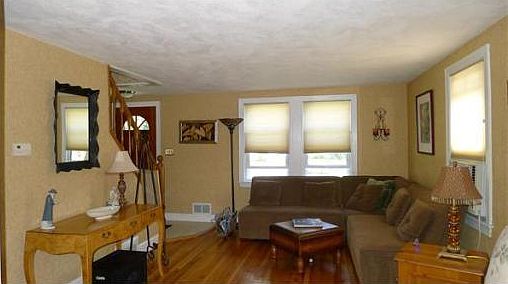 3rd image of 9 Elmwood Cir
