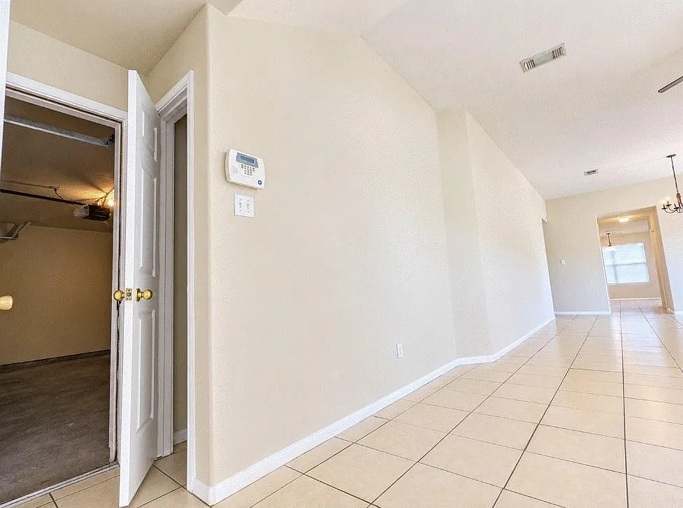 4 bed, 2.0 bath, 1833 sqft, $2,100 — Photo 4