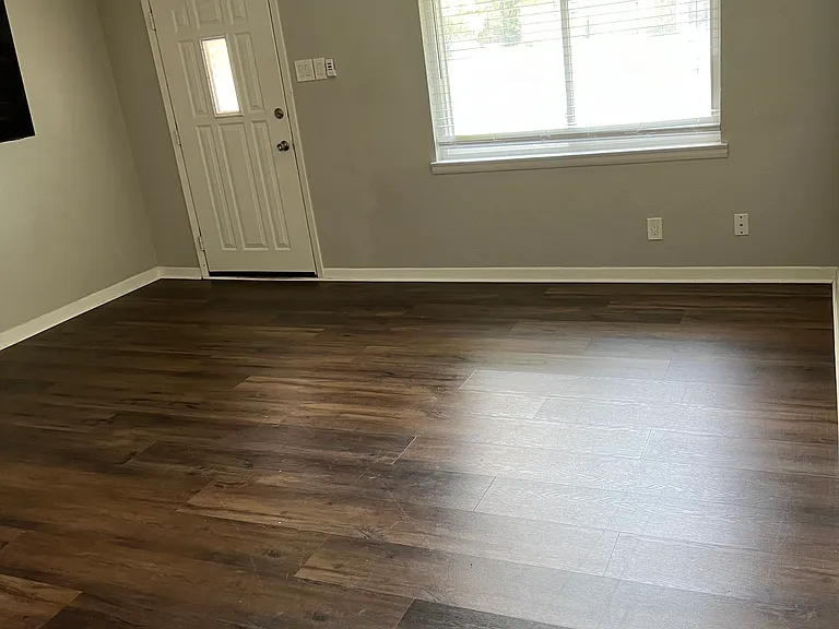 211 S Barbara St — Photo 3