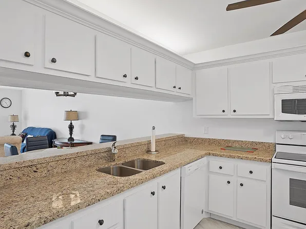 8030 Hampton Boulevard #204, North Lauderdale, FL 33068