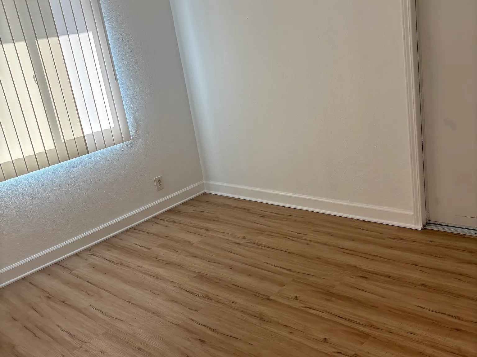 5252 Elizabeth St — Photo 3