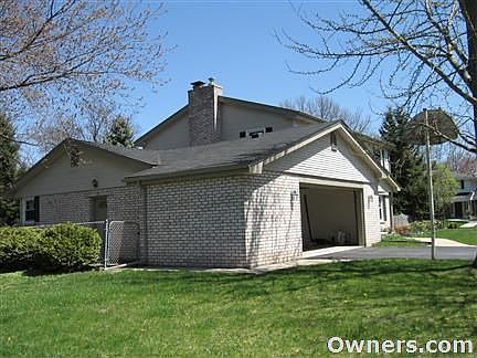 Large 2 1/2 car garage