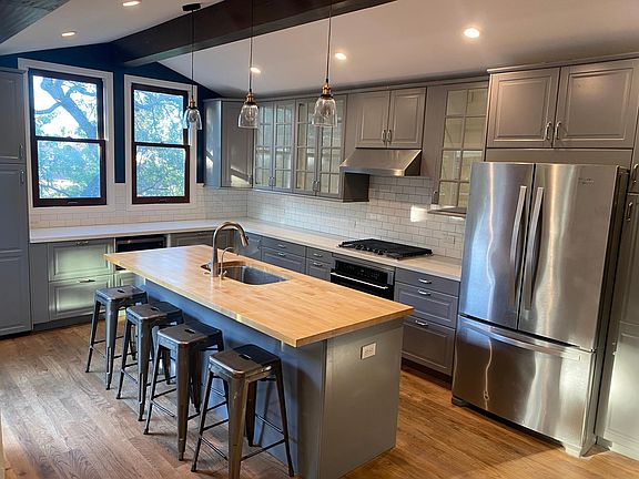 Kitchen - comes with appliances