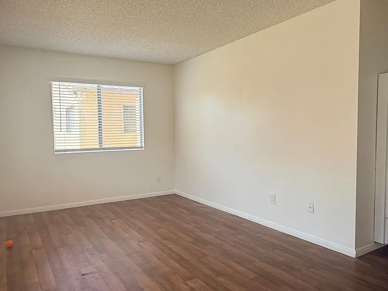 974 Merritt Dr #10 — Photo 3