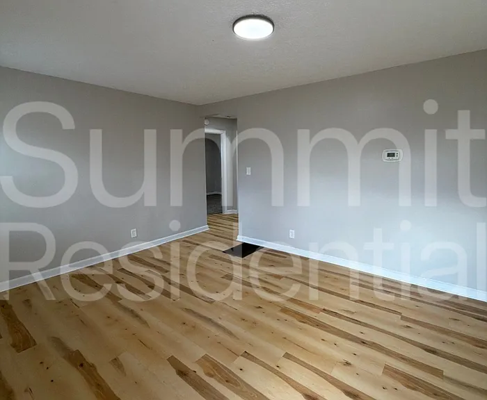 3005 Linwood Ave — Photo 4