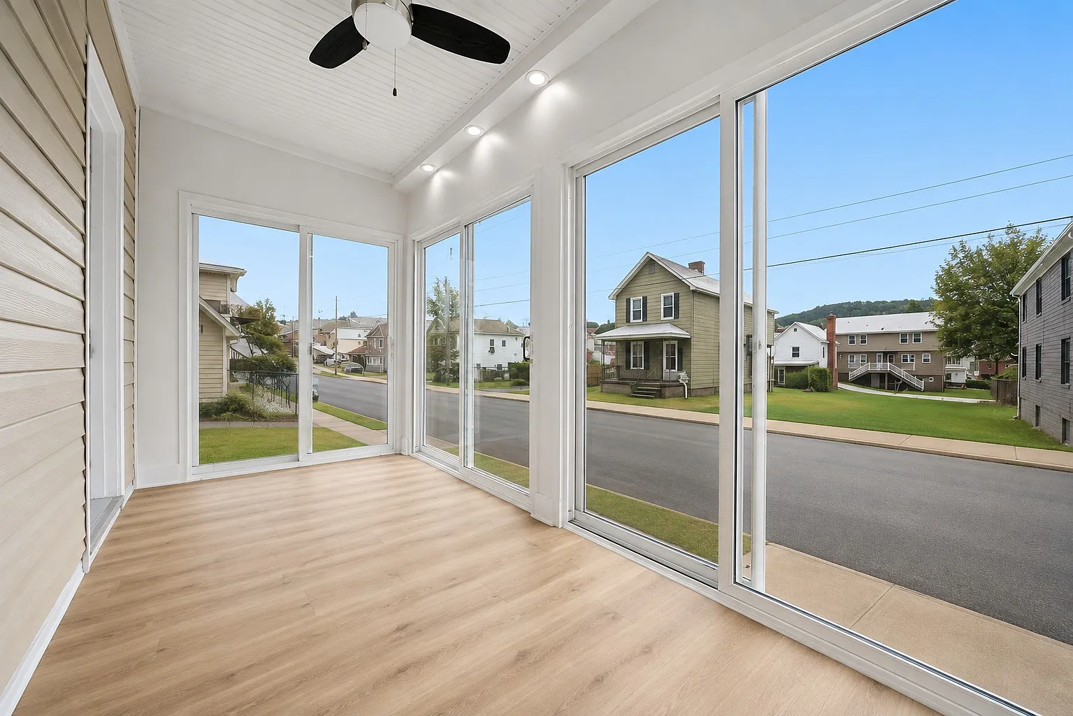 3 bed, 1.5 bath, 1312 sqft, $1,650 — Photo 2
