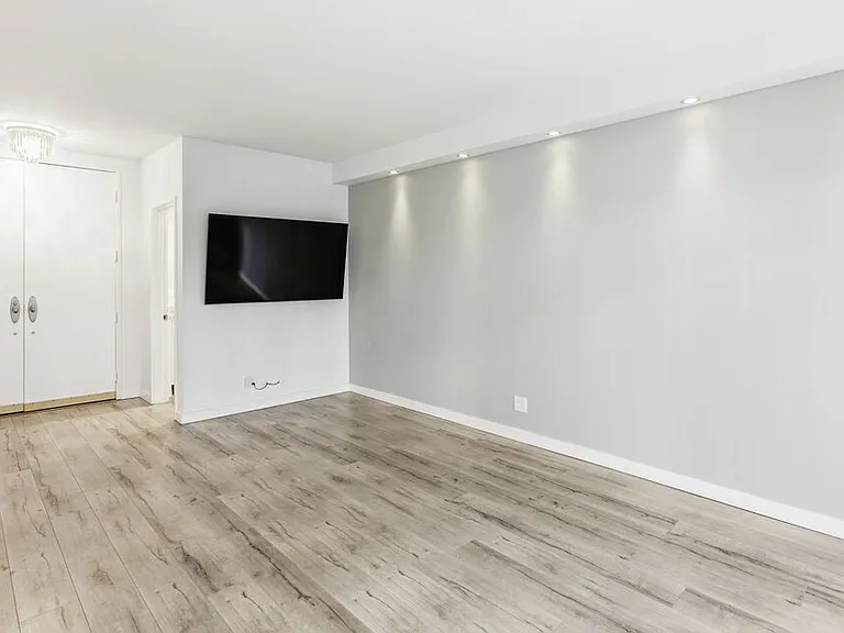 1131 Alta Loma Rd #306 — Photo 7