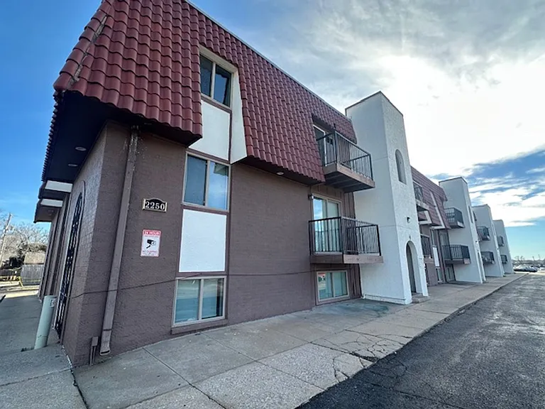 2250 S Oliver Ave — Photo 3