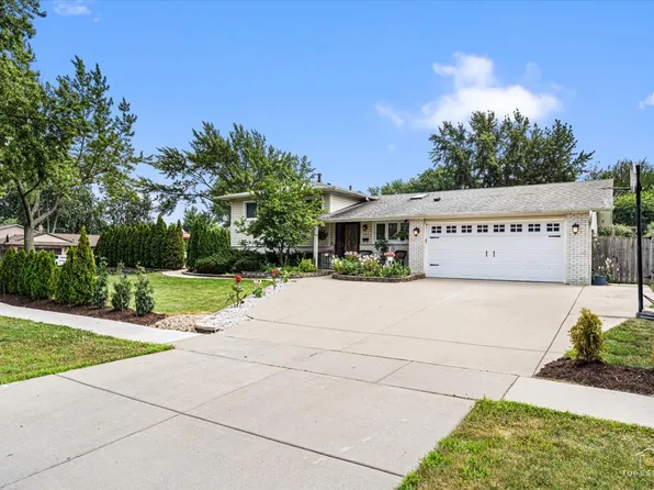 321 Hickory Ln, Schaumburg, IL 60193