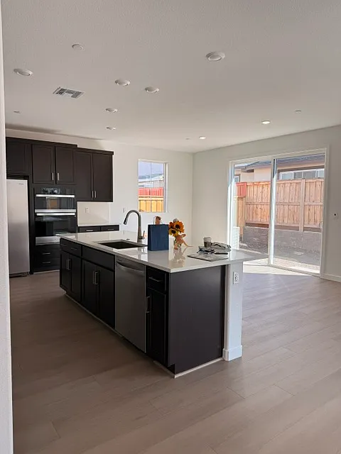 5 bed, 2689 sqft, $3,875 — Photo 2