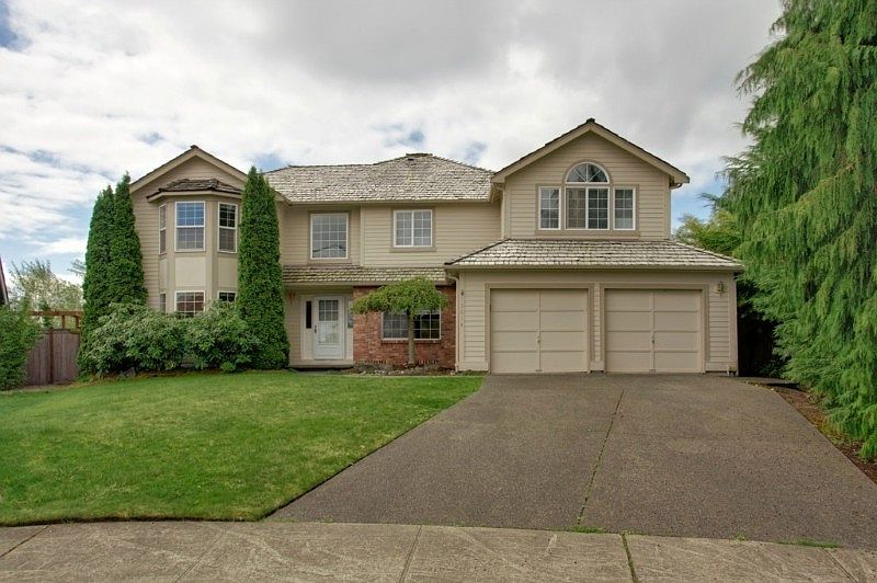 Four bedroom, 2.5 bath in cul-de-sac in desirable Eagle Ridge community. View of Mt. Rainier from the backyard!