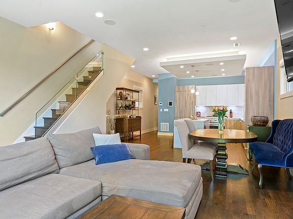 4th image of 1541 N Wood St #2