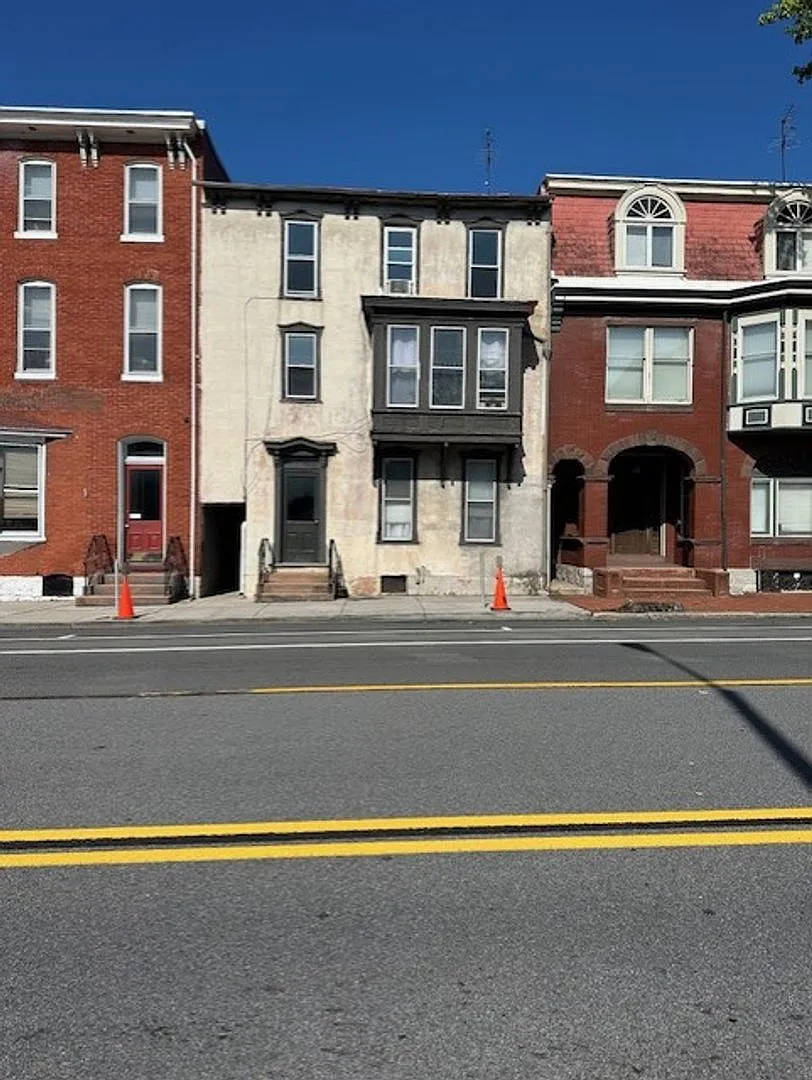 Located in Carlisle, PA, This 2-Bedroom, 1-Bath 3rd Floor Apartment Offers Straightforward, Comfo... — Photo 1