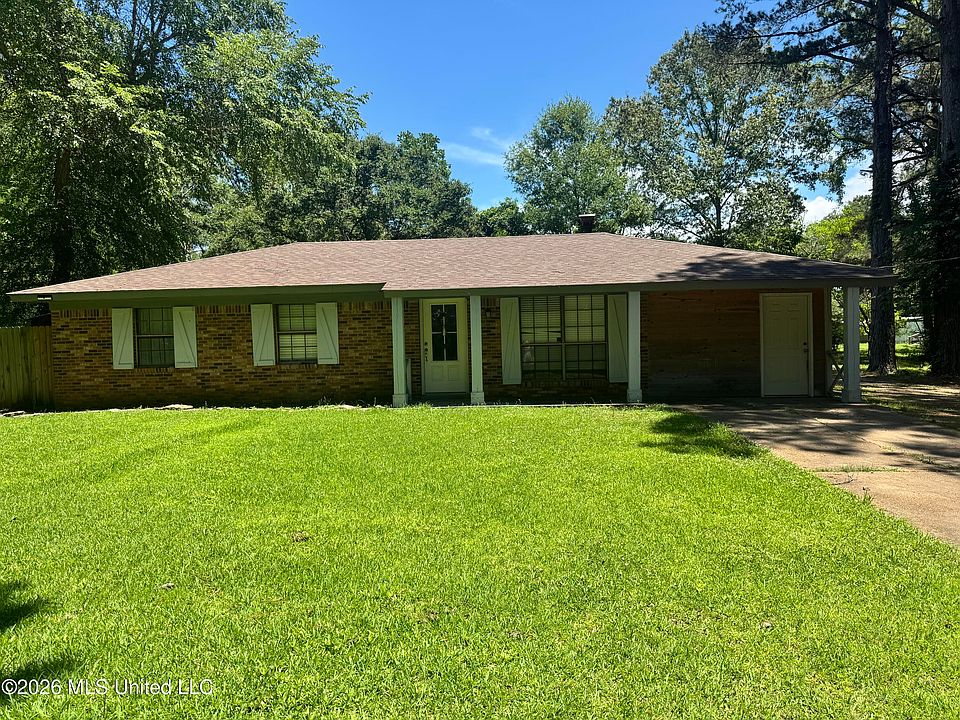 1st image of 290 Twin Lakes Dr