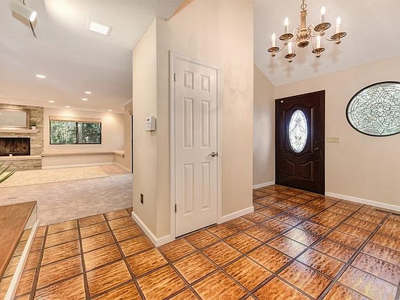 4th image of 112 Gainsborough Cir
