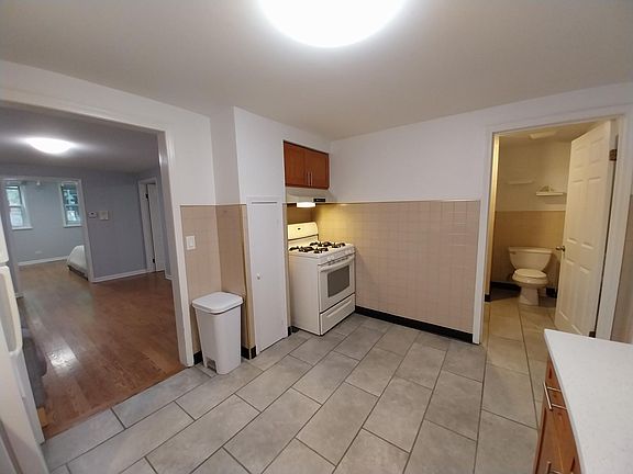 2nd image of 835 N Hermitage Ave #1