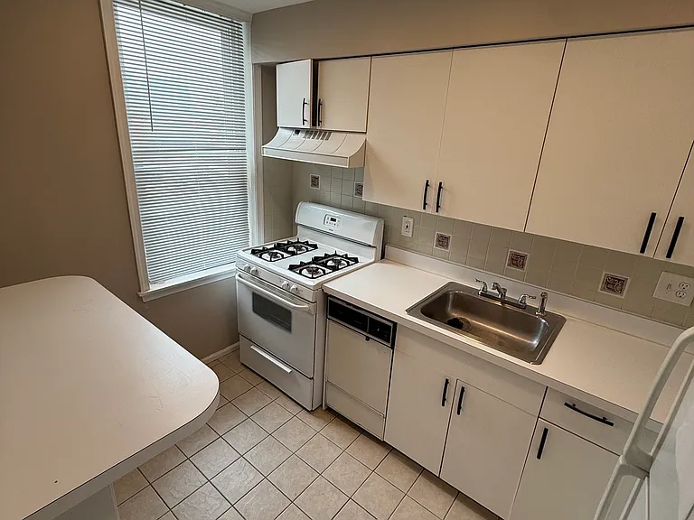 1404 E Baltimore St — Photo 2