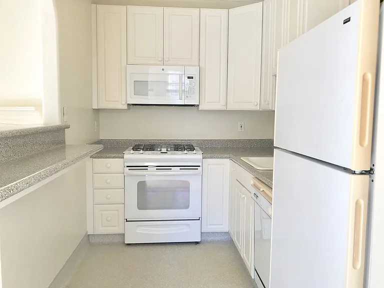 2130 Beach St #202 — Photo 2