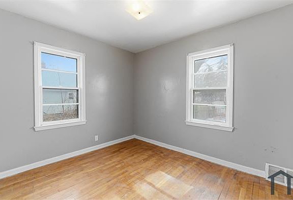3rd image of 813 Alvord Ave