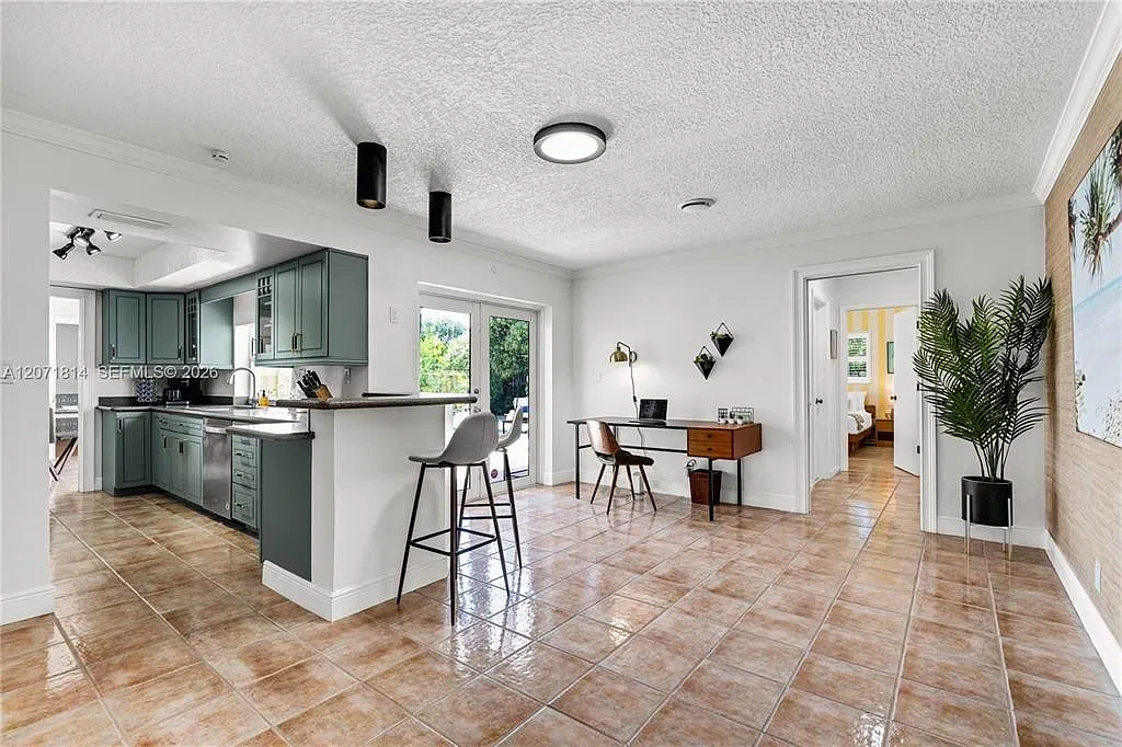 4 bed, 2.0 bath, 2202 sqft, $5,550 — Photo 2