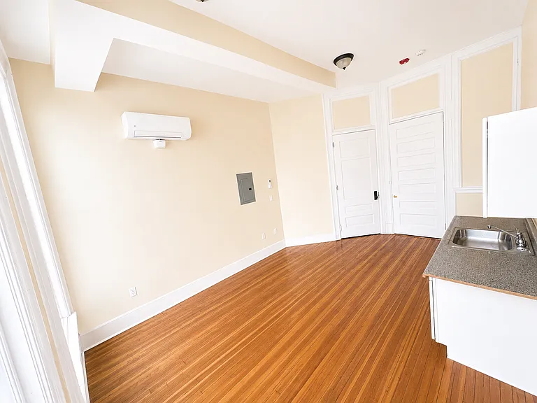 105 Bank St — Photo 18