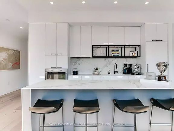 2nd image of 505 Richmond St W #421