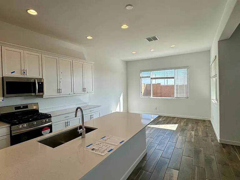 3173 W Peak View Rd — Photo 3