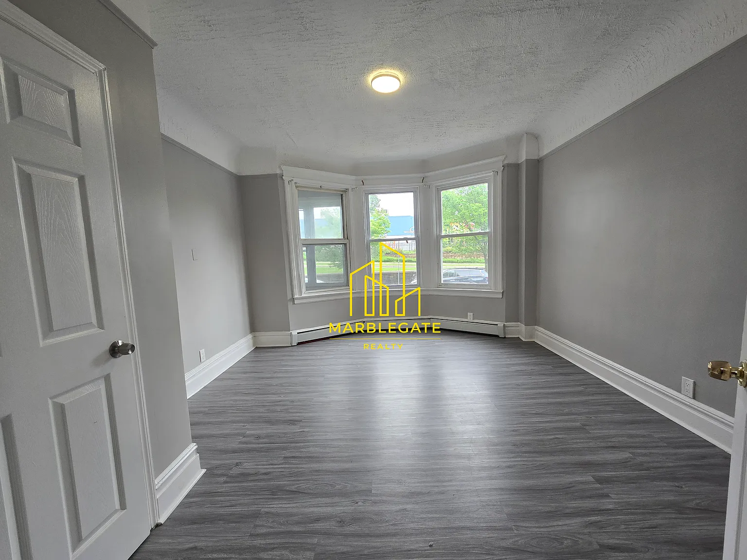 3 bed, 1050 sqft, $2,100 — Photo 3