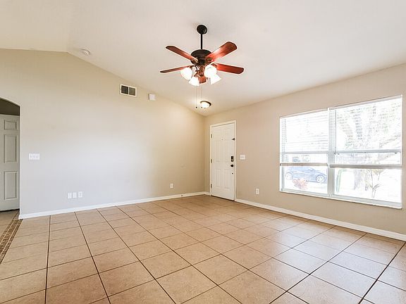 3rd image of 617 Willow Run St