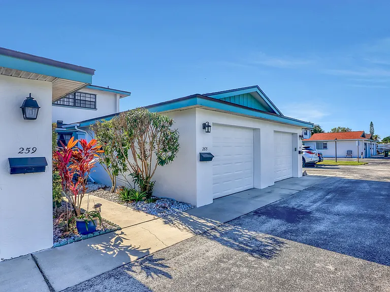 265 Kings Way — Photo 32