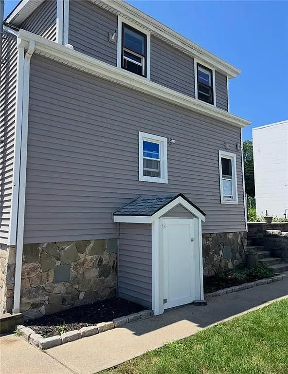2 bed, 1.0 bath, 832 sqft, $1,950 — Photo 1
